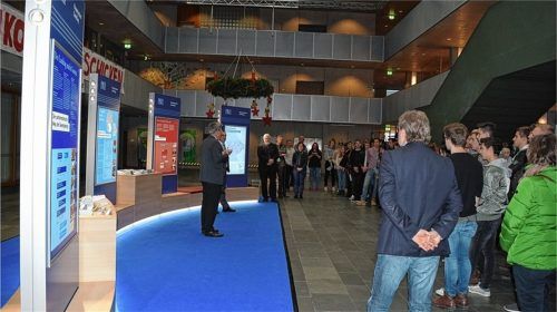 Anschaulich und informativ wird der Bayerische Landtag noch bis Freitag im Gymnasium Bruckmühl für jedermann präsentiert.
