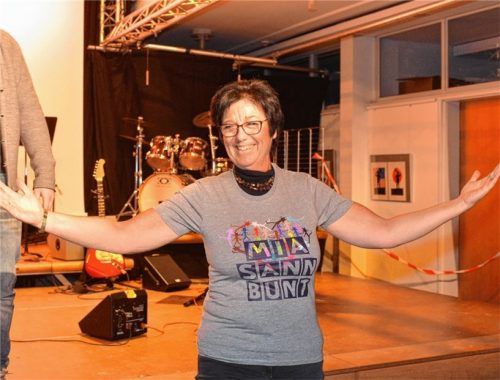 Applaus für Schulleiterin Kathrin Hörmann-Lösch. Spontan zog sie sich das T-Shirt mit der Aufschrift „mia sann bunt“ über.Foto thomae