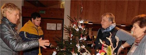Auch die Behindertenbeauftragte der Gemeinde, Marianne Fraitzl (von links), schaute mit ihrem Sohn Ferdl bei den „Sternen für Schnaitsee“ vorbei und deckte sich für den heimischen Christbaum ein. Dritte Bürgermeisterin Anita Meisl und Kathi Pichler von der Frauengemeinschaft Waldhausen freuten sich über die Resonanz auf die Aktion.Foto  ju