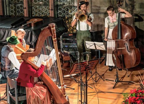 Auch die Familienmusik Schatztrug zum Gelingen des Wasserburger Adventssingens bei.Foto Thomas Kirchgraber