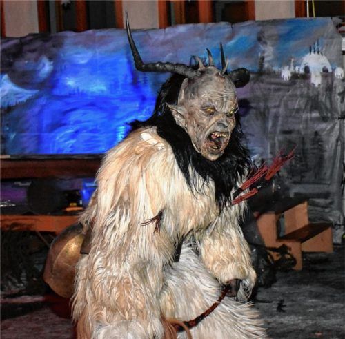 Auch diesem Krampus mit seiner furchterregenden Maske wurde ganz friedlich zu Mute, als die Engel erschienen.Foto wunderlich