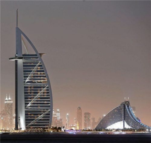 Auch wenn man in Dubai traditionell nicht am 31. Dezember Silvester feiert, wird den vielen Touristen mit gigantischen Feuerwerken und Feiern einiges geboten. Foto  dpa