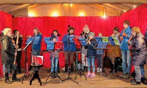 Auf der Bühne gibt es an allen vier Tagen des Christkindlmarkts ein buntes Programm für die Besucher.