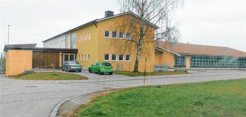 Auf der Nordseite der Waldhauser Schule sollen die einfach verglasten Elemente erneuert werden. Außerdem werden die Parkplätze als Stellplatzsicherung für das neue Feuerwehrhaus bereitgestellt.
