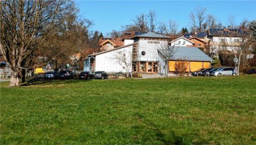 Auf der Wiese gegenüber dem Kindergarten „Bucklberg“ sollen Container als Übergangslösung für die katholische Betreuungseinrichtung errichtet werden.Foto Merk