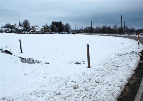 Auf diesem freien Feld südöstlich des Überseer Bahnhofs (rechts hinten im Bild) soll unter anderem das neue Seniorenheim entstehen. Foto vom Dorp
