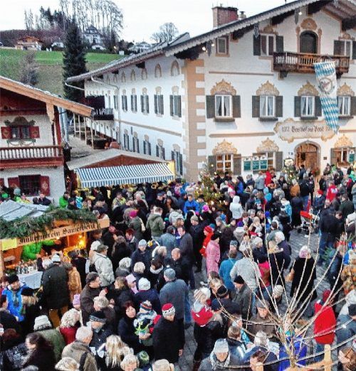 Auf Weihnachten einstimmen können sich Besucher des Samerberger Dorf-Advents auf dem Dorplatz in Törwang.