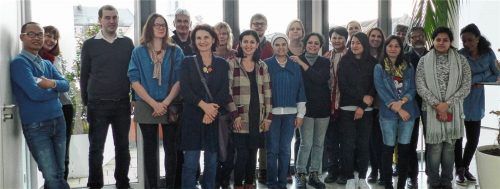 Aus aller Welt kamen die Besucher des Goethe-Instituts bei ihrer Informationsfahrt zum Schwerpunkt Bibliothek. Vom Austausch in der Aiblinger Stadtbücherei profitierten alle Teilnehmer. Foto  Braun