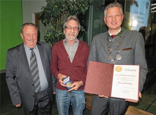 Aus der Hand von Bürgermeister Richard Richter (rechts) und seines Stellvertreters Klaus Christoph (links) erhielt Michael Bernpaintner die Ehrenmedaille nebst Urkunde.