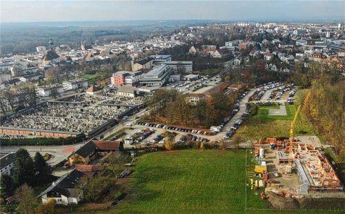 Aus der Luft lässt sich die künftige Entwicklung des Geländes an der Ahamer Straße gut erkennen. Im Vordergrund entsteht derzeit eine städtische Kinderkrippe, daneben kann ein Kindergarten gebaut werden. In der Bildmitte rechts ist der Hubschrauber-Landeplatz zu sehen, auf den der derzeitige Parkplatz folgt. Dort soll das neue BRK-Haus entstehen und der Parkplatz in Richtung Kinderkrippe verlegt werden. Foto  je