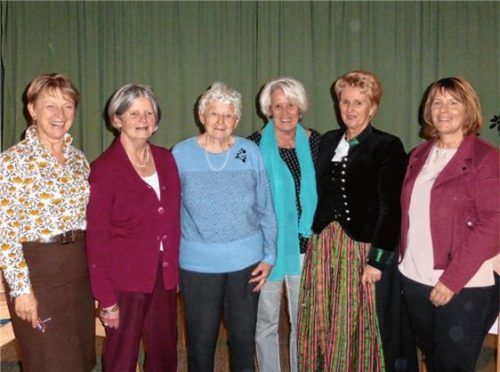 Ausgezeichnet: Für ihre Treue zur KFD wurden (von links) Hildegard Hellthaler, Gerda Huber, Helga Ennis, Martha Schmoranzer und Erika Vögl von der Rohrdorfer Vorsitzenden Claudia Opperer geehrt. Foto re