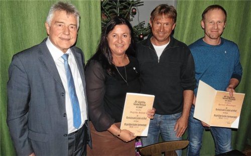 Auszeichnung vom BLSV, von links: Skiclubvorstand Karl Bischof, Angelika Schmid, Martin Wieser vom BLSV und Helmut Matzinger.Foto nz