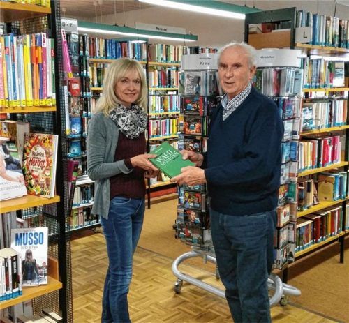Autor Alfred Beck überreicht der Büchereileiterin Petra Divko sein neues Buch „Wahlheimaten“. Foto Strassburg