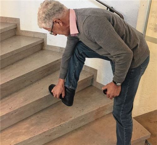 Bad Feilnbachs Bürgermeister Hans Hofer testete den Nothelfer gegen Baustellendreck rund ums Rathaus bereits aus.Fotos  Mischi