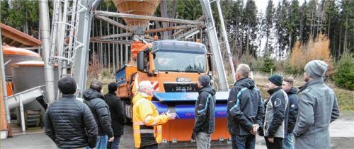 Bauhofleiter Peter Mayer erklärt den Besuchern aus Estland die Salzbeladung der Winterdienstfahrzeuge. Foto  re