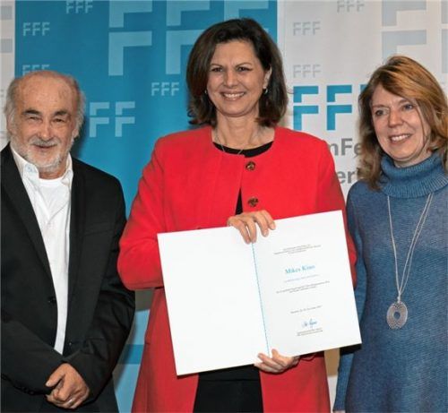 Bayerns Wirtschaftsministerin Ilse Aigner (Mitte) überreichte in Bayreuth die Förderurkunde an Martina und Mike Engel. Foto Bittner