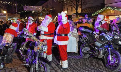 Begeistert empfangen: die Biker-Nikoläuse auf dem Christkindlmarkt Kolbermoor.Fotos Bereit-Videofilm (2)/Sedlbauer