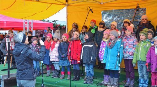 Begeisterten auf dem Christkindlmarkt: Kinderchöre der Singschule mit Leiterin Elisabeth Riedl.Fotos Bereit-Video (2) Sedlbauer