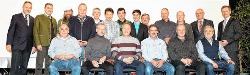 Bei der Ehrung (stehend von links): Johann Kaiser, Karl Heinz Gruber, Josef Leitner, Gerd Stöhr, Hermann Vilsmaier, Walter Thaller, Leonhard Holzhammer, Sandro Celot, Johann Soy, Hermann Hauke, Johann Wiesholzer, Klaus Schöler, Michael Amerer. Sitzend von links: Peter Winkler, Hermann Huber, Hubert Schuhnagel, Hubert Holzner, Helmut Kolm, Johann Niggl. Foto  re