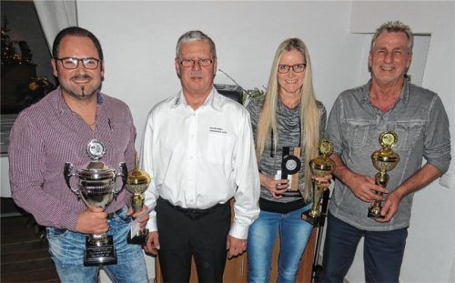 Bei der Ehrung, von links, Clubmeister Norbert Huber, der auch den Wanderpokal gewann, NAC-Präsident Richard Baumann, Martina Maier und Franz Kohlschmid.Foto nz