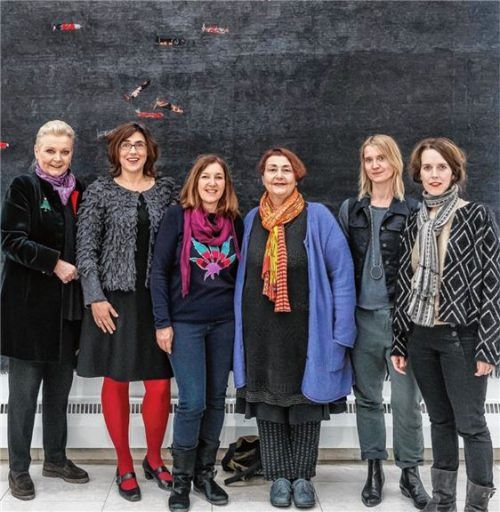Bei der Eröffnung der neuen Ausstellung: (von links) Oberbürgermeisterin Gabriele Bauer, Galerieleiterin Monika Hauser-Mair, die Künstlerinnen Rose Stach und Adidal Abou-Chamat, Kunstphilosophin Claudia Fischer und Künstlerin Jutta Burkhardt. Foto Martin Weiand