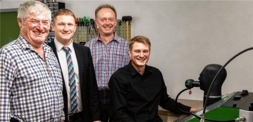Bei der Inbetriebnahme: Kreisbrandmeister Johann Grabmaier (von links), Bürgermeister Dr. Tobias Windhorst, Thomas Weggartner und Tobias Dietrichsbruckner.Foto  re