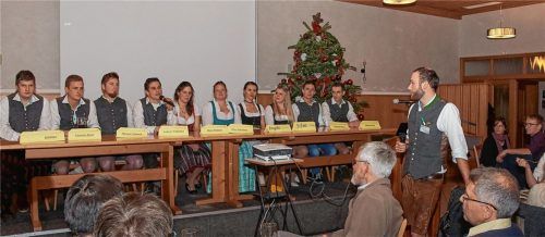 Bei der Podiumsdiskussion der Landwirtschaftlichen Fachschule Töging schlugen sich die angehenden Hauswirtschafterinnen und Landwirte wacker vor rund 290 fachlich gebildeten Zuhörern im „Kreuzer“-Saal, so Peter Kebinger (von links), Christian Bauer, Michael Schmuck, Andreas Voglmaier, Maria Wimmer, Petra Schächner, Angela Lentner, Stefanie Bachmeier, Sebastian Meier, Johann Maier sowie Moderator Franz Xaver Leipfinger (Zweiter von rechts). Foto  kch