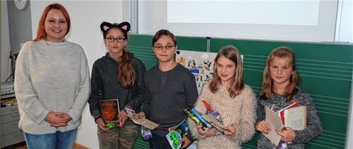 Bei der Siegerehrung des Vorlesewettbewerbs an der Mühldorfer Mittelschule (von links): Lehrerin Daniela Kotschi, Shari Fromberger, Sieger Marcel Haindl, Marie-Josefine Nettlau und Anna Svetikov. Foto  sb