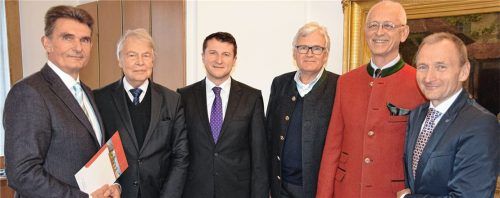Bei der Spendenübergabe: (von links) Stadtdirektor Michael Keneder, Dr. Helmut Schmidt, Vorstandsvorsitzender der Gertraud-Stumbeck-Stiftung, stellvertretender Komro-Geschäftsführer Frank Pauler, GRWS-Geschäftsführer Stefan Ludwig, Georg Reindl, Schatzmeister des Lions Club Rosenheim, und Sozialamtsleiter Christian Meixner. Foto Trux
