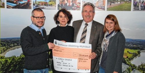 Bei der Spendenübergabe von links: Teamleiter Matthias Burger, Brigitte Grung von der Stiftung Lichtblick, Landrat Georg Huber und Sigrid Auer von der Seniorenstelle am Mühldorfer Landratsamt. Foto  sb