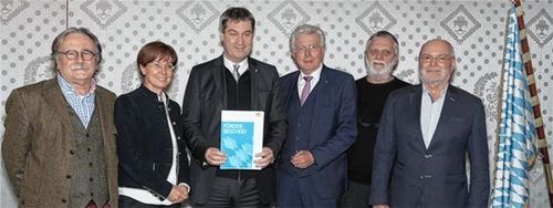 Bei der Übergabe des Förderbescheides im Finanzministerium in München von links: Peter Syr, Sissi Schätz, Markus Söder, Günther Knoblauch, Stefan Barbarino und Christian Syr. Foto  re