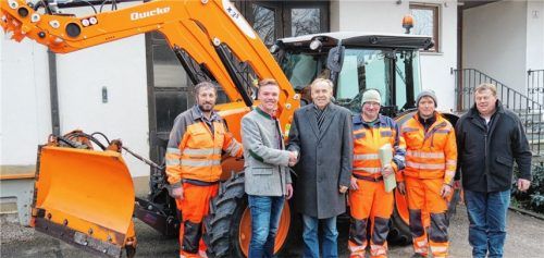 Bei der Übergabe: Vertriebsleiter Florian Karl (Zweiter von links), Bürgermeister Franz Ehgartner (Dritter von links), Josef Spagl (rechts), Bauhofmitarbeiter Hubert Maier, Johann Leipfinger und Martin Untergehrer (von links). Foto  re