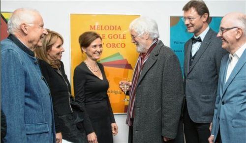 Bei der Vernissage (von links): Dr. Friedrich von Daumiller, Vorsitzender des Kulturfördervereins, Kuratorin Inge Fricke, PriMa-Geschäftsführerin Andrea Hübner, Künstler Josua Reichert, Bürgermeister Jürgen Seifert und Laudator Wolfgang Glöckner.Foto Berger