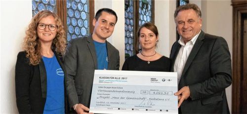 Bei „Klassik für alle“ gab es einen Spendenscheck von mehr als 4000 Euro für den Tüßlinger Verein Ambatana. Bei der Übergabe dabei: Verena Donislreiter (Vorsitzende Ambatana, von links), Jonathan Scherr (Patenschaftsbeauftragter Ambatana), Juliana Appeltauer (Lebensgefährtin von Johannes Haider) und Willibald Löw (Betriebsratsvorsitzender BMW). Foto  re