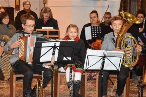 Beim Attler Adventssingen traten unter anderem die Fischer Buam mit Schwester auf. Foto  Stiftung Attl