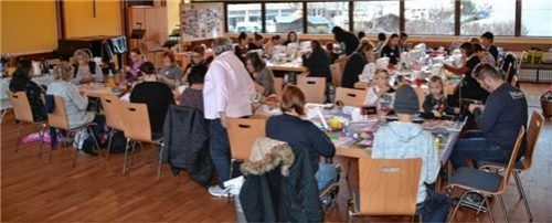 Beim Nähtreff kommen Jung und Alt zusammen, die Atmosphäre ist gemütlich und freundschaftlich.