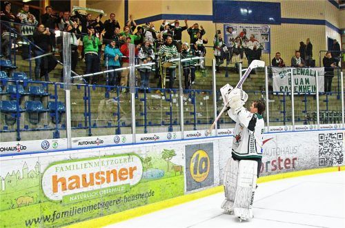 Bejubelt von den mitgereisten Fans: Lennard Brunnert, der 16-jährige Keeper der Starbulls Rosenheim. Er erhielt nach der Partie ein Fünf-Liter-Fass Bier. Fotos  Masching