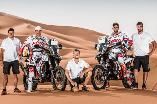 Bereit für die Rallye Dakar: Chefmechaniker Filipe Barbosa, Joaquim Rodrigues, Teammanager Wolfgang Fischer, C.S. Santosh und Teammechaniker Boy Olieslagers (von links).Foto Hero Moto Corporation