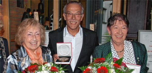 Besondere Ehre durch die Stadt: Luise Ruhland, Werner Klöpper und Klara-Maria Seeberger verdienten sich die Ehrenmedaille der Stadt.Foto sb