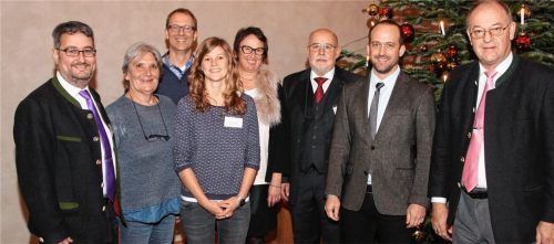 Besprachen Möglichkeiten und Risiken der Digitalisierung im Gesundheitswesen: Bürgermeister Stefan Lederwascher (Flintsbach), Monika Kaiser-Fehling (Christliches Sozialwerk Brannenburg, Degerndorf, Flintsbach), Jörg Eberhardt und Katharina Rosenhuber (Hospiz- und Palliativversorgung für Stadt und Landkreis Rosenheim), Dr. Gitte Händel (Gesundheitsregion plus Landkreis Rosenheim), Dr. Christoph Goetz (Kassenärztliche Vereinigung Bayerns), Dr. Felix Bonke ( Ärztenetz Rosenheim) und Landrat Wolfgang Berthaler (von links). Foto re