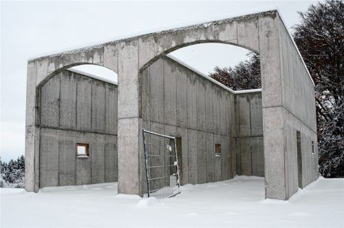 Betonruine pur mitten am Samerberg. Seit 2014 dümpelt der nicht fertiggestellte Stadl vor sich hin. Eigentlich müsste er abgerissen werden. Doch nun kommt Bewegung in die verzwickte juristische Angelegenheit.Foto ammelburger