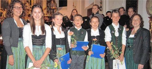 Bezirksjugendleiterin Michaela Haindl (von rechts) überreichte Samson Maier, Verena Warmedinger, Benedikt Bachleitner, Laura Anzenberger und Monika Brunnlechner ihre im vergangenen Jahr errungenen Leistungsabzeichen zusammen mit der Ameranger Jugendleiterin Maria Scalise (links).Foto: Graichen