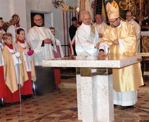 Bischof Wolfgang Bischof weihte den neuen Altar in der Pfarrkirche Breitbrunn. Foto  Thümmler