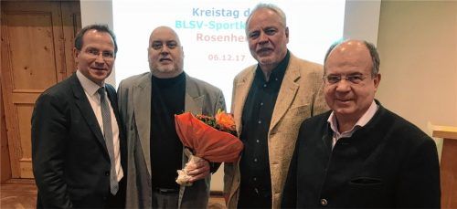 BLSV-Vizepräsident Jörg Ammon (links) und Bezirksvorsitzender Otto Marchner (rechts) dankten dem bisherigen Kreisvorsitzenden Walter Mayr (Zweiter von links) und seinem Stellvertreter Werner Gartner für ihre großen Verdienste um den Breitensport.Foto re