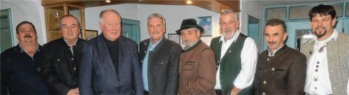 Breiten Raum nahm die Ehrung langjähriger Mitglieder ein: Stellvertretender Vorsitzender Peter Dienersberger mit Klaus Williroider, Altbürgermeister Max Franz, Georg Wechselberger, Reinhard Tröber, Hans Unterstrasser und Manfred Dienersberger sowie dem Vorsitzenden Thomas Aschauer (von links).Foto re
