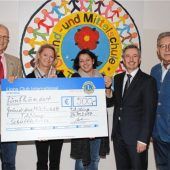 Buchspende für Grund- und Mittelschule