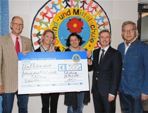 Buchspende für Grund- und Mittelschule