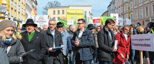 Bürgermeister aus der Region an vorderster Front beim Protestmarsch zum Nordzulauf für den Brenner-Basistunnel. Foto maier