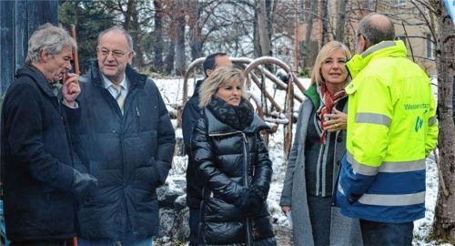 Bürgermeister Felix Schwaller, Landrat Wolfgang Berthaler, Bundestagsabgeordnete Daniela Ludwig, Bayerns Umweltministerin Ulrike Scharf und Wasserwirtschaftsamtsleiter Paul Geisenhofer (von links) bei der Einweihung der Hochwasserschutzmaßnahmen gestern am Glonnspitz. Fotos  Bernard (3)/wasserwirtschaftsamt