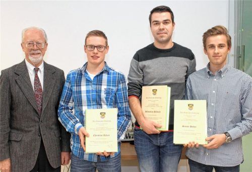 Bürgermeister Georg Kobler (links) zeichnete Simon Hefter, Sebastian Schmid und Christian Rötzer (von links) für ihre ausgezeichneten Schul- und Ausbildungsabschlüsse aus.Foto mia